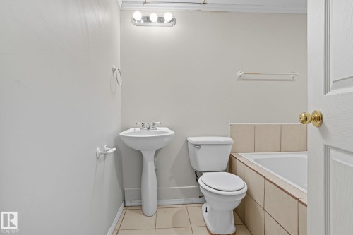1438 Grant Way Nw, Edmonton, AB - Indoor Photo Showing Bathroom