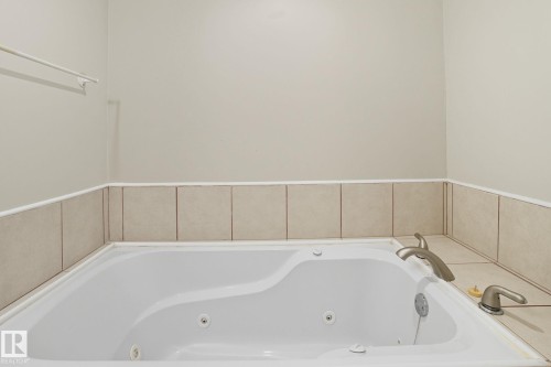1438 Grant Way Nw, Edmonton, AB - Indoor Photo Showing Bathroom