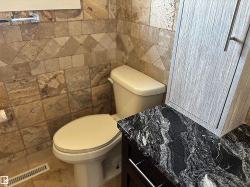 8028 134A Avenue Nw, Edmonton, AB - Indoor Photo Showing Bathroom