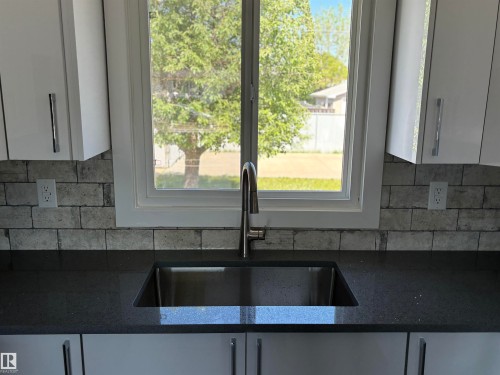 8028 134A Avenue Nw, Edmonton, AB - Indoor Photo Showing Kitchen