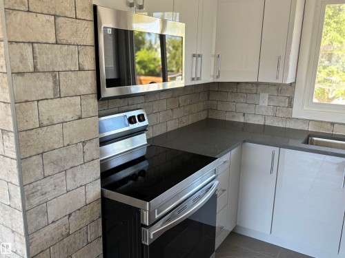 8028 134A Avenue Nw, Edmonton, AB - Indoor Photo Showing Kitchen