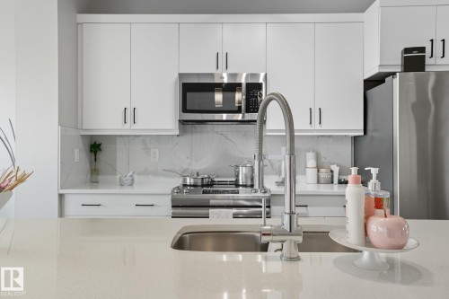 78 Garneau Gate, Spruce Grove, AB - Indoor Photo Showing Kitchen With Upgraded Kitchen