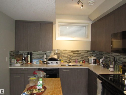 90 2560 Pegasus Boulevard, Edmonton, AB - Indoor Photo Showing Kitchen