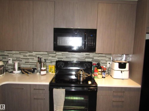 90 2560 Pegasus Boulevard, Edmonton, AB - Indoor Photo Showing Kitchen