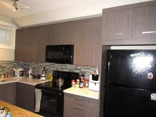 90 2560 Pegasus Boulevard, Edmonton, AB - Indoor Photo Showing Kitchen