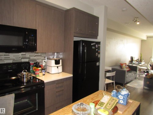 90 2560 Pegasus Boulevard, Edmonton, AB - Indoor Photo Showing Kitchen