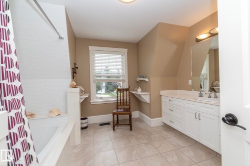 63 Fairway Drive, Edmonton, AB - Indoor Photo Showing Bathroom