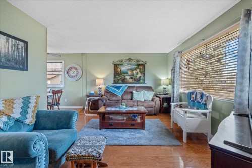 10 Brookside Crescent, Spruce Grove, AB - Indoor Photo Showing Living Room