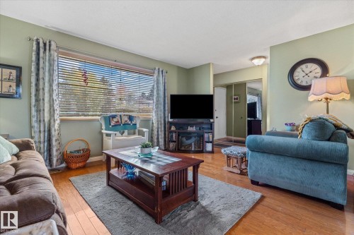 10 Brookside Crescent, Spruce Grove, AB - Indoor Photo Showing Living Room