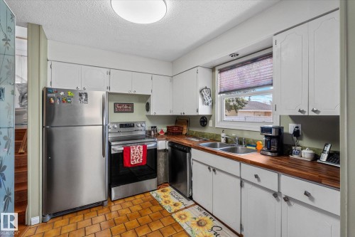 10 Brookside Crescent, Spruce Grove, AB - Indoor Photo Showing Kitchen With Double Sink