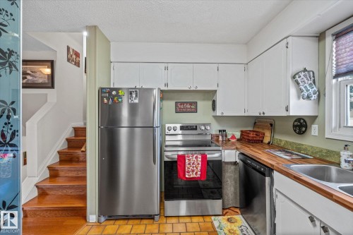 10 Brookside Crescent, Spruce Grove, AB - Indoor Photo Showing Kitchen