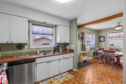 10 Brookside Crescent, Spruce Grove, AB - Indoor Photo Showing Kitchen With Double Sink