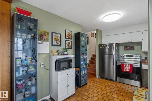 10 Brookside Crescent, Spruce Grove, AB - Indoor Photo Showing Kitchen