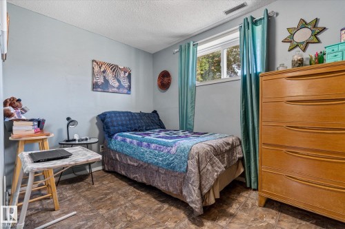 10 Brookside Crescent, Spruce Grove, AB - Indoor Photo Showing Bedroom