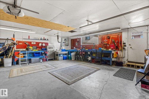 10 Brookside Crescent, Spruce Grove, AB - Indoor Photo Showing Garage