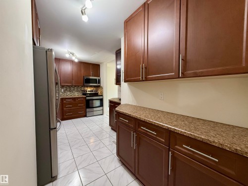 221 Callingwood Place, Edmonton, AB - Indoor Photo Showing Kitchen