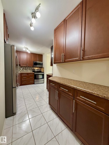 221 Callingwood Place, Edmonton, AB - Indoor Photo Showing Kitchen