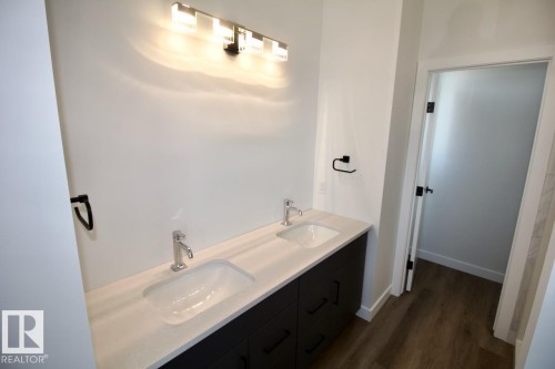 Upper 5803 97A Avenue, Edmonton, AB - Indoor Photo Showing Bathroom