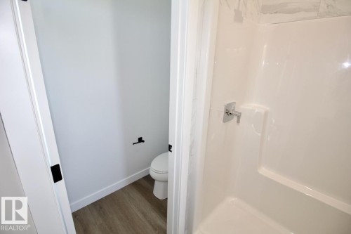Upper 5803 97A Avenue, Edmonton, AB - Indoor Photo Showing Bathroom
