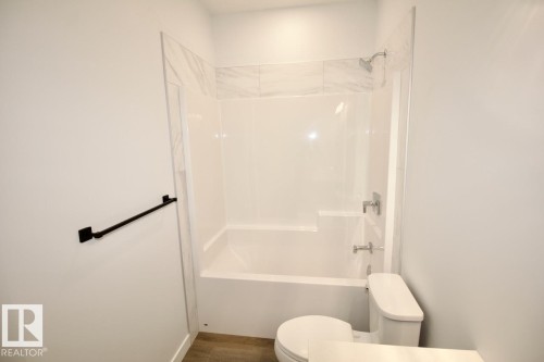 Upper 5803 97A Avenue, Edmonton, AB - Indoor Photo Showing Bathroom