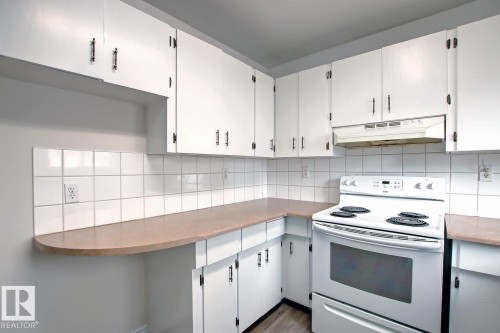 10682 61 Avenue, Edmonton, AB - Indoor Photo Showing Kitchen