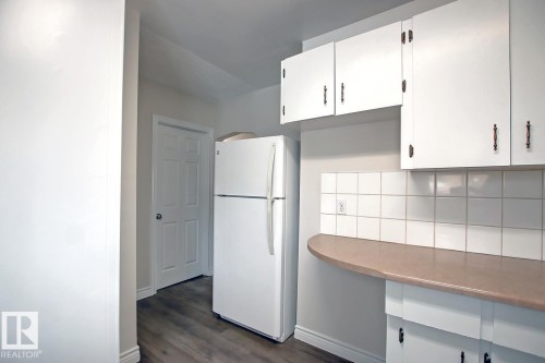 10682 61 Avenue, Edmonton, AB - Indoor Photo Showing Kitchen