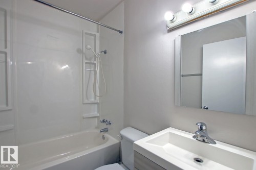 10682 61 Avenue, Edmonton, AB - Indoor Photo Showing Bathroom