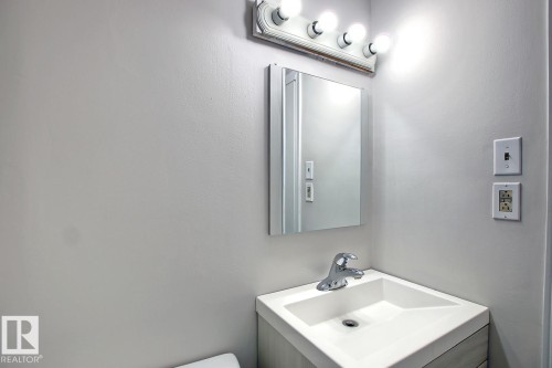 10682 61 Avenue, Edmonton, AB - Indoor Photo Showing Bathroom