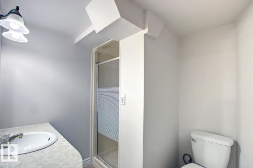 10682 61 Avenue, Edmonton, AB - Indoor Photo Showing Bathroom
