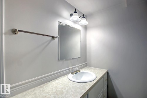 10682 61 Avenue, Edmonton, AB - Indoor Photo Showing Bathroom