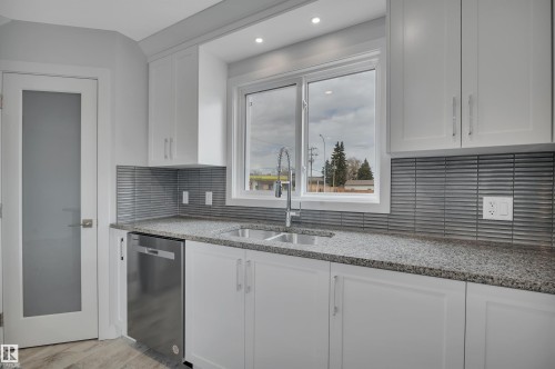 5006 48 Ave, Leduc, AB - Indoor Photo Showing Kitchen With Double Sink With Upgraded Kitchen