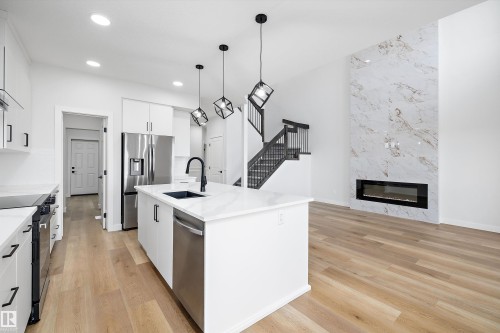 26 Chartres Close, St. Albert, AB - Indoor Photo Showing Kitchen With Upgraded Kitchen