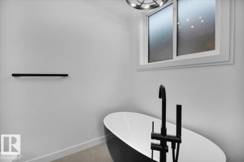 11124 132 Street, Edmonton, AB - Indoor Photo Showing Bathroom