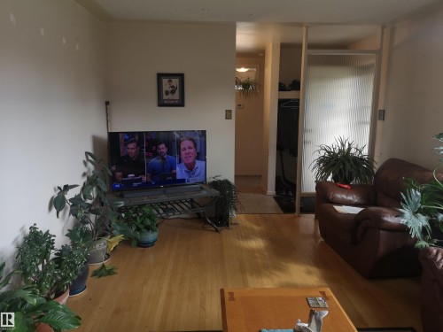 8032 70 Avenue Nw, Edmonton, AB - Indoor Photo Showing Living Room