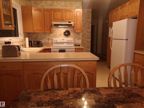 8032 70 Avenue Nw, Edmonton, AB - Indoor Photo Showing Kitchen