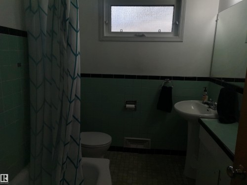8032 70 Avenue Nw, Edmonton, AB - Indoor Photo Showing Bathroom