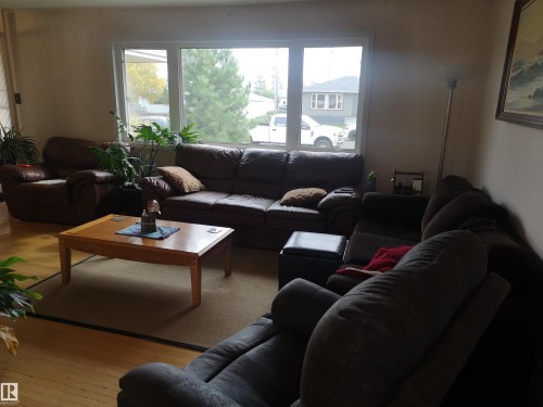 8032 70 Avenue, Edmonton, AB - Indoor Photo Showing Living Room