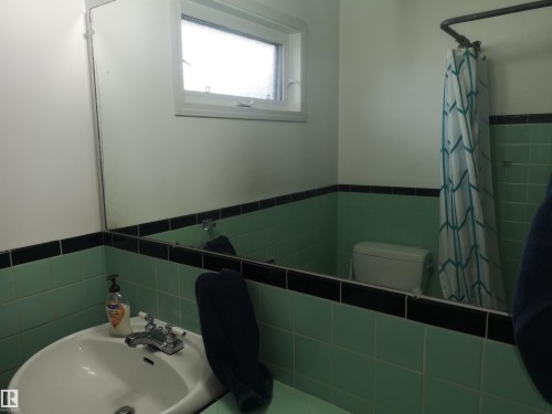 8032 70 Avenue, Edmonton, AB - Indoor Photo Showing Bathroom