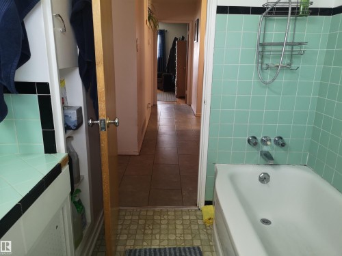 8032 70 Avenue, Edmonton, AB - Indoor Photo Showing Bathroom