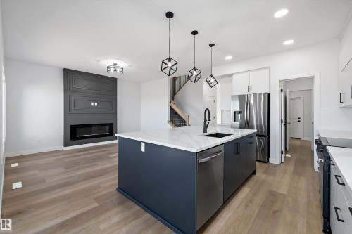 28 Chartres Close, St. Albert, AB - Indoor Photo Showing Kitchen With Upgraded Kitchen