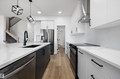 28 Chartres Close, St. Albert, AB - Indoor Photo Showing Kitchen With Upgraded Kitchen