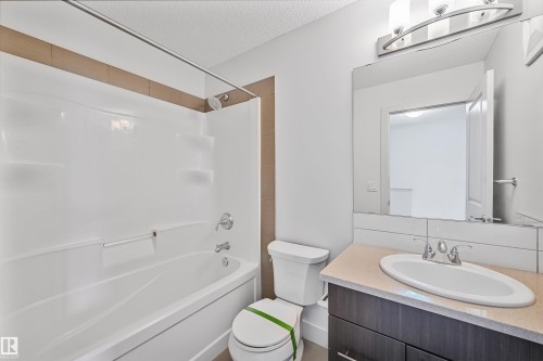 35 2922 Maple Way, Edmonton, AB - Indoor Photo Showing Bathroom