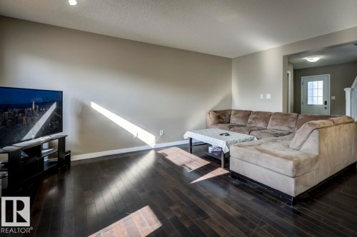 5823 7 Avenue, Edmonton, AB - Indoor Photo Showing Living Room