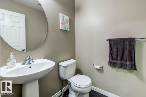 5823 7 Avenue, Edmonton, AB - Indoor Photo Showing Bathroom