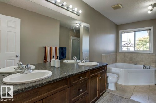5823 7 Avenue, Edmonton, AB - Indoor Photo Showing Bathroom