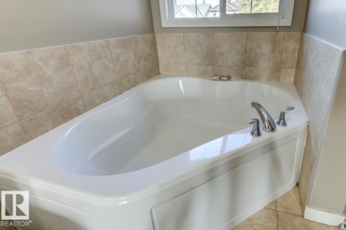 5823 7 Avenue, Edmonton, AB - Indoor Photo Showing Bathroom