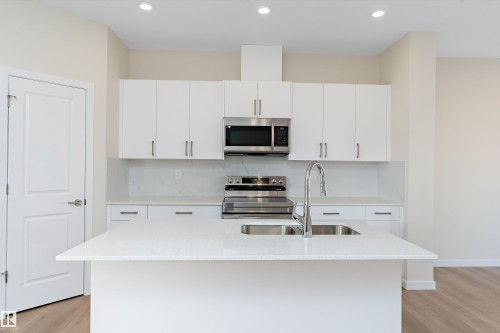 841 Rowan Close, Edmonton, AB - Indoor Photo Showing Kitchen