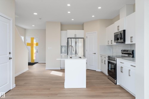 841 Rowan Close, Edmonton, AB - Indoor Photo Showing Kitchen With Upgraded Kitchen