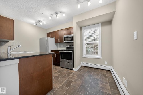 101 5370 Chappelle Road, Edmonton, AB - Indoor Photo Showing Kitchen