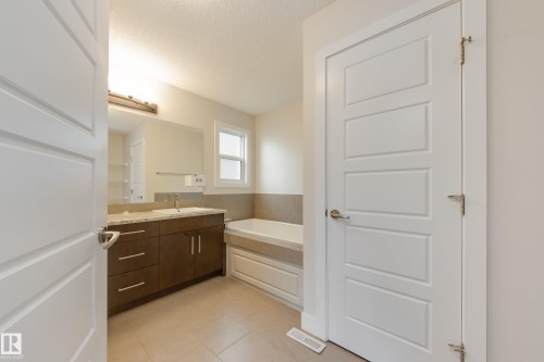 1036 Allendale Crescent, Sherwood Park, AB - Indoor Photo Showing Bathroom